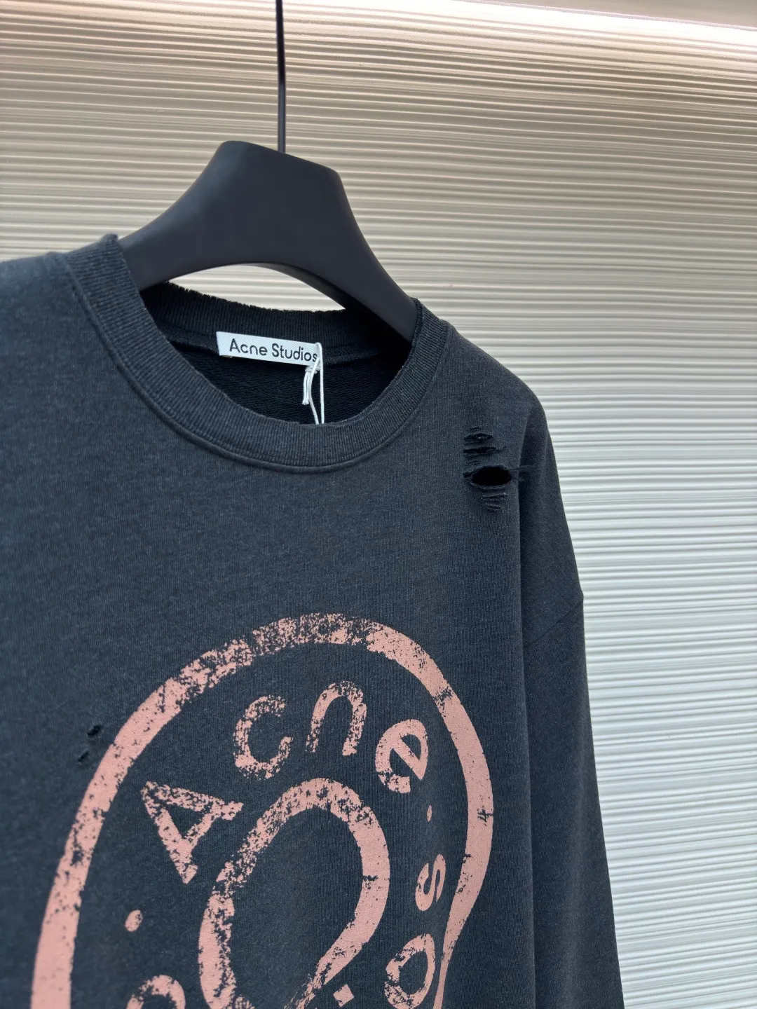 Acne Studios ripped distressed logo sweatshirt ●Authentic product: Purchased and developed for 4100 ●Item number: 1680379-A75 ●Fabric: Double-ply cotton plain fabric ●Technology: Distressed printing ●Version: Loose fit ●Weight: about 590 grams ●Size: S-M-L-XL ●Description: Customized dream-painted double-ply cotton plain fabric with excellent texture, comfortable and skin-friendly, with deep black as the main color Like the mottled rust on ancient copperware, the unruly soul of AcneStudios is engraved on the chest. The ingenious integration of hole elements and wanton swaying on the black canvas is a deliberate rebellion, a break away from the shackles of tradition, and unique in the wave of trends. Glue printing is used. The chest printing is modified three times with the film screen. The glue liquid paint is used to print the pattern on the fabric. The fabric is baked to fix the printed pattern. Many parts of the body of the garment are worn and worn by pure artificial regularity, and hand brush marks are added to the surface of the garment to add texture and depth to imitate the texture of natural wear and tear. The fabrics have been washed to give them a better feel and texture. They are not easy to deform, shrink or fade, and maintain their long-lasting beauty. The overall color is consistent with no color difference. It can be matched with the same style to create a fashionable look, and can be used in various occasions. Customized accessories, complete with three standards, the same style for men and women!